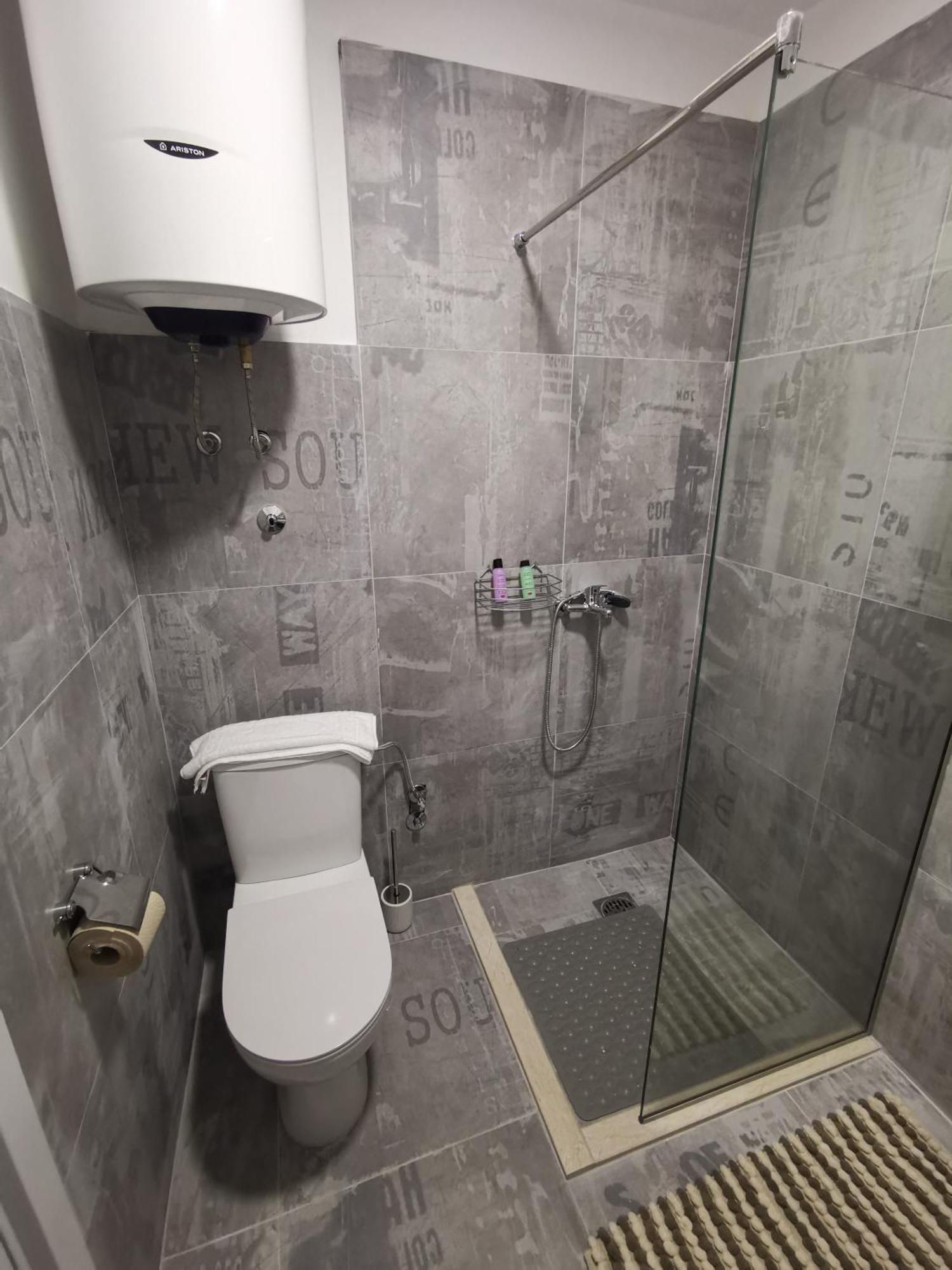 In Apartments Airport Mitrovici  Экстерьер фото